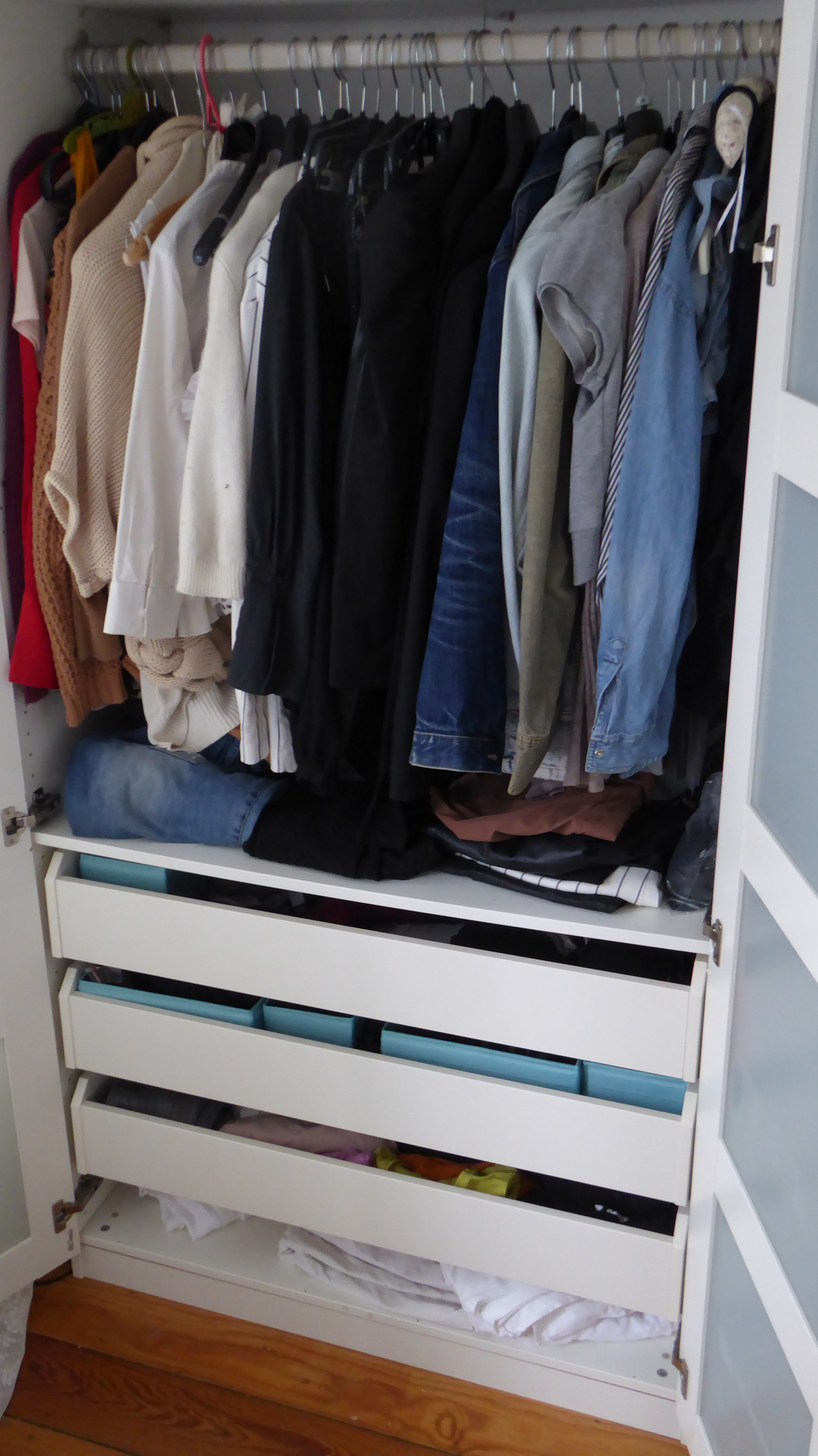 Aufgeräumter Kleiderschrank