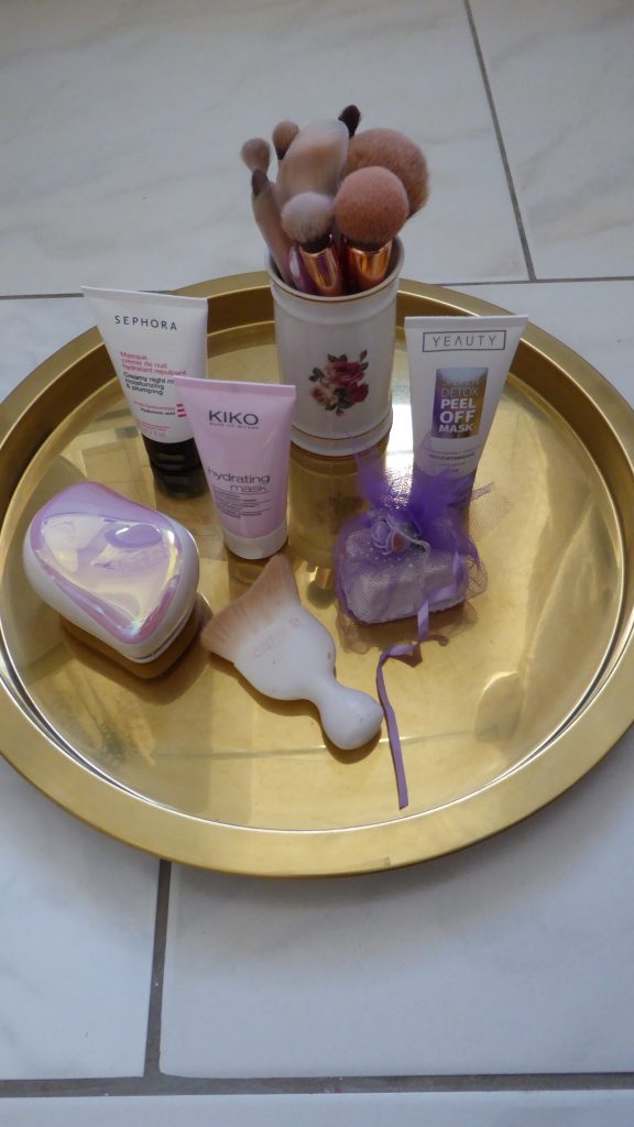 Goldenes Tablett mit Kosmetikartikel für Home Spa